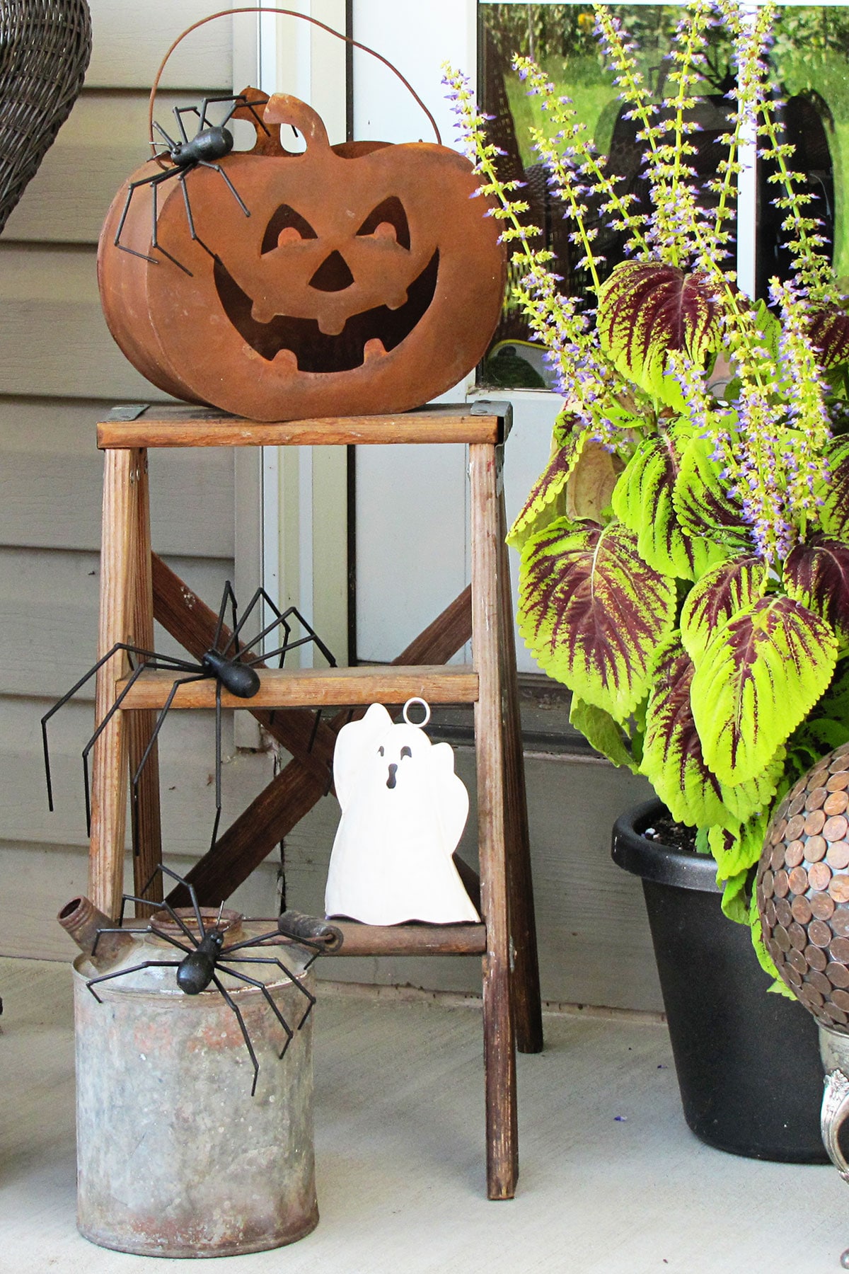 Halloween step ladder decor.