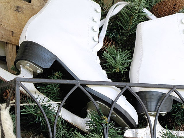 Festive DIY winter front porch decor including lots of vintage and thrift store decorating ideas. via houseofhawthornes.com Festive DIY winter front porch decor including lots of vintage and thrift store decorating ideas. via houseofhawthornes.com