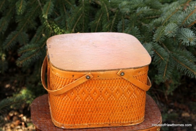 Vintage square picnic basket. 