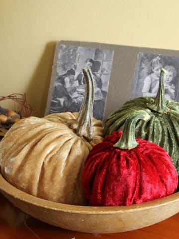 Tutorial for how to make velvet or fabric pumpkins for your fall home decor. They are a cute, quick and easy DIY craft project for autumn.