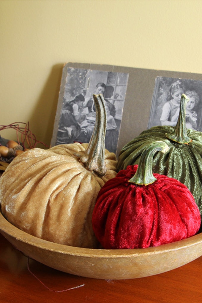 Tutorial for how to make velvet or fabric pumpkins for your fall home decor. They are a cute, quick and easy DIY craft project for autumn.