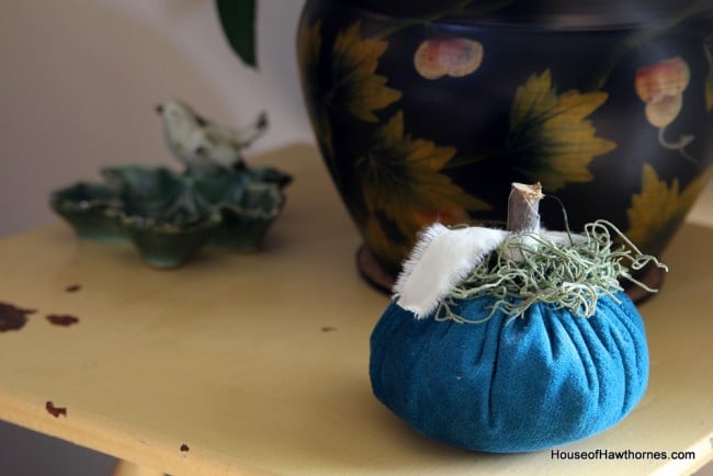Orange and turquoise for fall decor are a perfect color combo. I mean, Howard Johnson made it work for all those years, so why not!