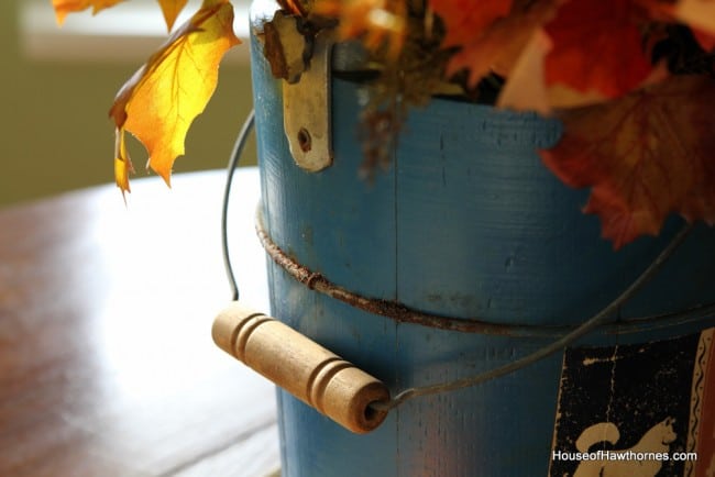 Orange and turquoise for fall decor are a perfect color combo. I mean, Howard Johnson made it work for all those years, so why not!