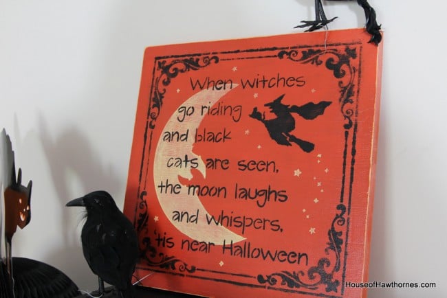 Black and orange in your Halloween decor - traditional, yet not too scary! via houseofhawthornes.com