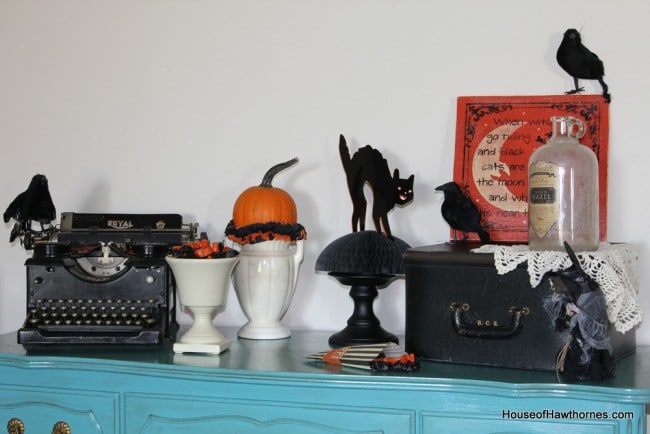 Black and orange in your Halloween decor - traditional, yet not too scary! via houseofhawthornes.com Black and orange in your Halloween decor - traditional, yet not too scary! via houseofhawthornes.com