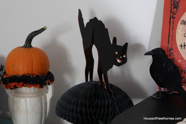 Black and orange in your Halloween decor - traditional, yet not too scary! via houseofhawthornes.com