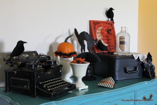 Black and orange in your Halloween decor - traditional, yet not too scary! via houseofhawthornes.com