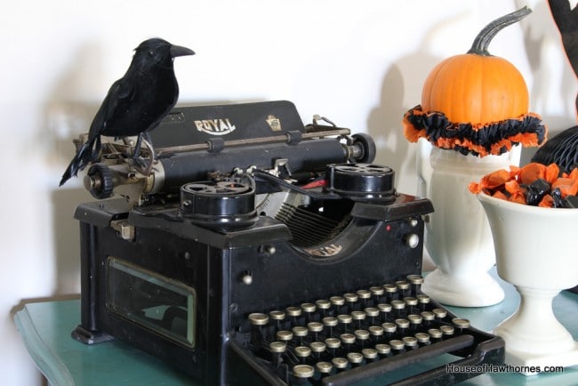 Black and orange in your Halloween decor - traditional, yet not too scary! via houseofhawthornes.com Black and orange in your Halloween decor - traditional, yet not too scary! via houseofhawthornes.com