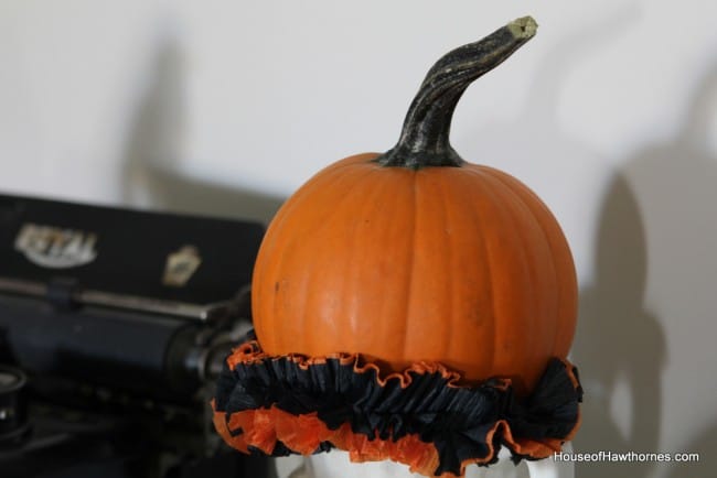 Black and orange in your Halloween decor - traditional, yet not too scary! via houseofhawthornes.com