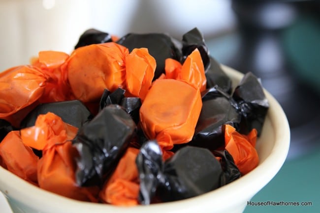 Black and orange in your Halloween decor - traditional, yet not too scary! via houseofhawthornes.com