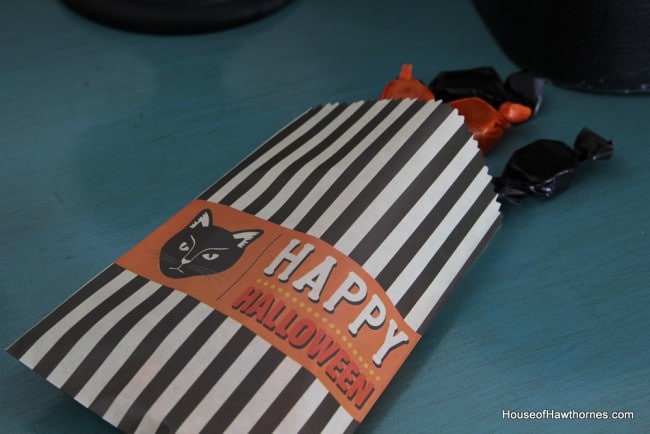 Black and orange in your Halloween decor - traditional, yet not too scary! via houseofhawthornes.com