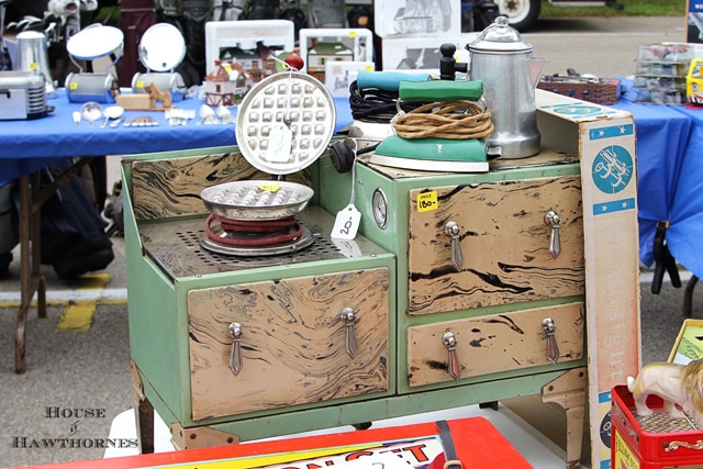 Child sized vintage jadeite green stove.