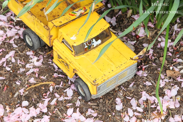 What a fun gardening DIY project! Upcycle a toy truck into a planter (this rusty one was found at a yard sale). Too cute!