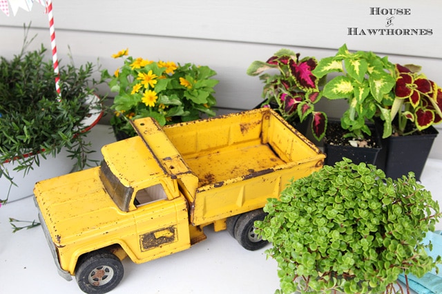 What a fun gardening DIY project! Upcycle a toy truck into a planter (this rusty one was found at a yard sale). Too cute!