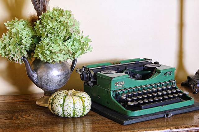 Vintage Royal portable typewriter @ houseofhawthornes.com