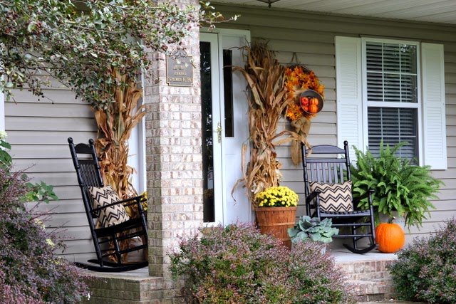 Fall front porch decor with a vintage flair @ houseofhawthornes.com