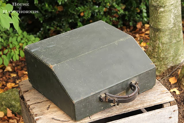 Carrying case for a vintage typewriter.