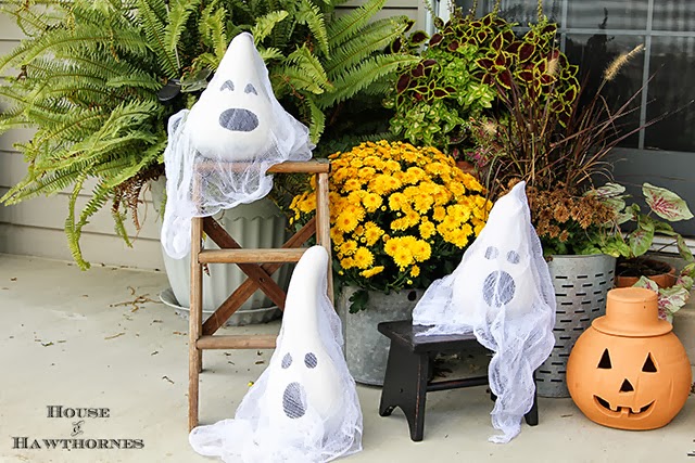 Tutorial for making these fun Halloween ghosts made from gourds. Super quick and easy to make for your fall home decor.