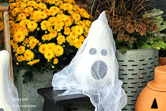 Tutorial for making these fun Halloween ghosts made from gourds. Super quick and easy to make for your fall home decor.