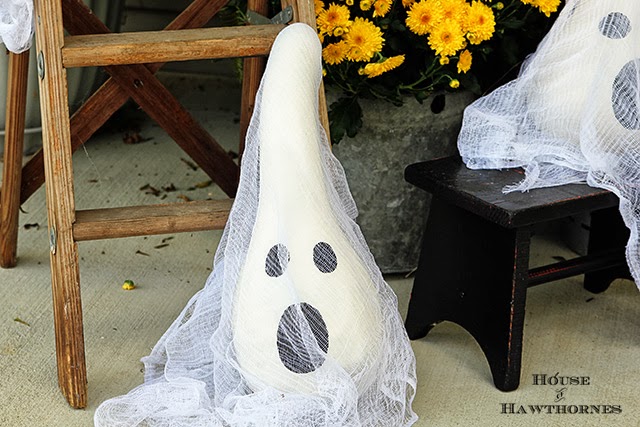 Tutorial for making these fun Halloween ghosts made from gourds. Super quick and easy to make for your fall home decor.