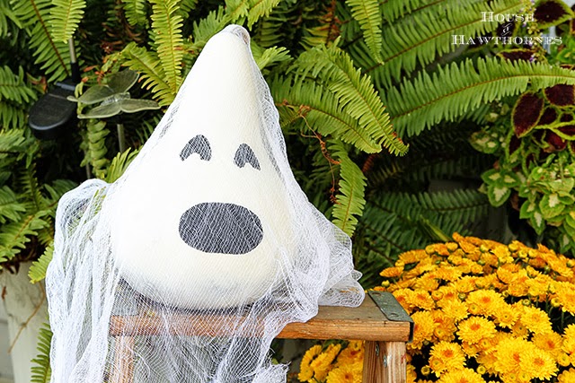 Tutorial for making these fun Halloween ghosts made from gourds. Super quick and easy to make for your fall home decor.