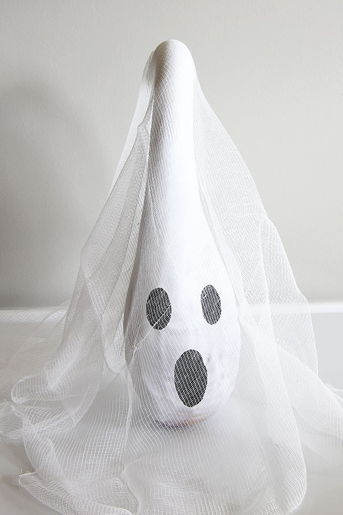 Tutorial for making these fun Halloween ghosts made from gourds. Super quick and easy to make for your fall home decor.