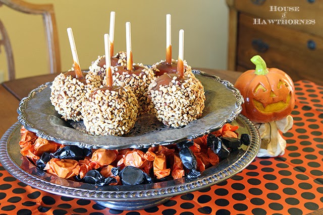 Vintage style Halloween party decor with blow molds and honeycombs