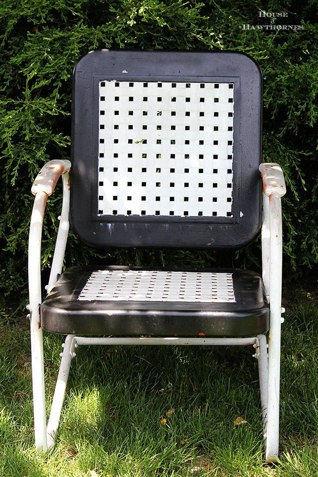 Easy to follow DIY tutorial on how to paint a vintage metal lawn chair. Or any metal chair for that matter! 