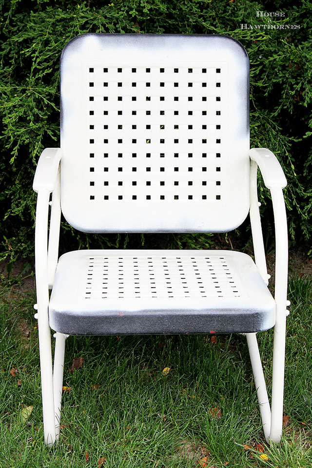 Easy to follow DIY tutorial on how to paint a vintage metal lawn chair. Or any metal chair for that matter! 