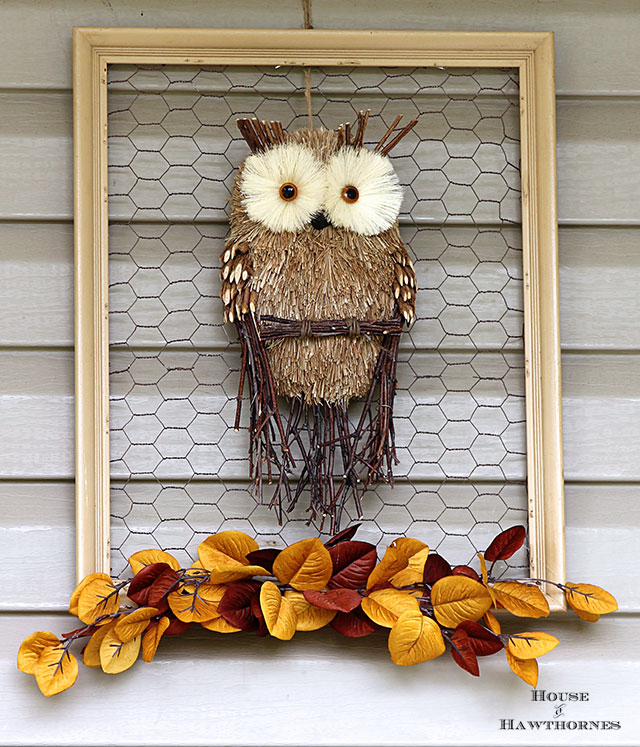 Tired of your traditional fall wreath? Make a framed chicken wire owl for your door instead. A super quick and easy fall home decor DIY project.