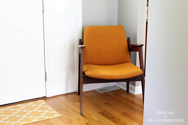 Vintage mid century modern chair in an eclectic vintage entryway via houseofhawthornes.com