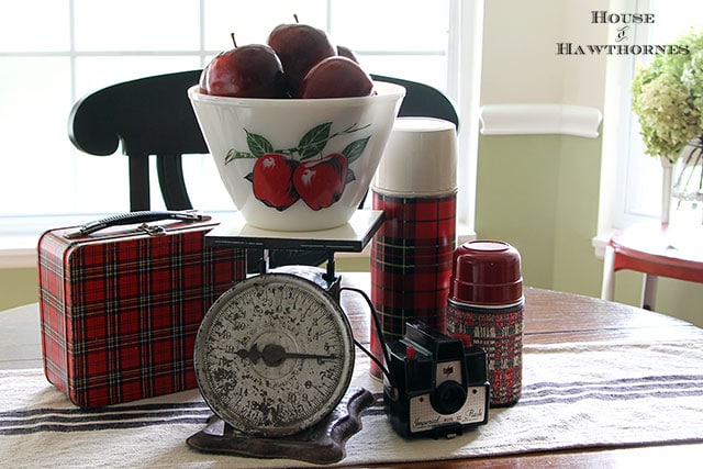Quick and easy fall table decor. Just add a few key fall elements like acorns, pumpkins or Indian corn to the table and you've got an instant fall look. via houseofhawthornes.com Quick and easy fall table decor. Just add a few key fall elements like acorns, pumpkins or Indian corn to the table and you've got an instant fall look. via houseofhawthornes.com