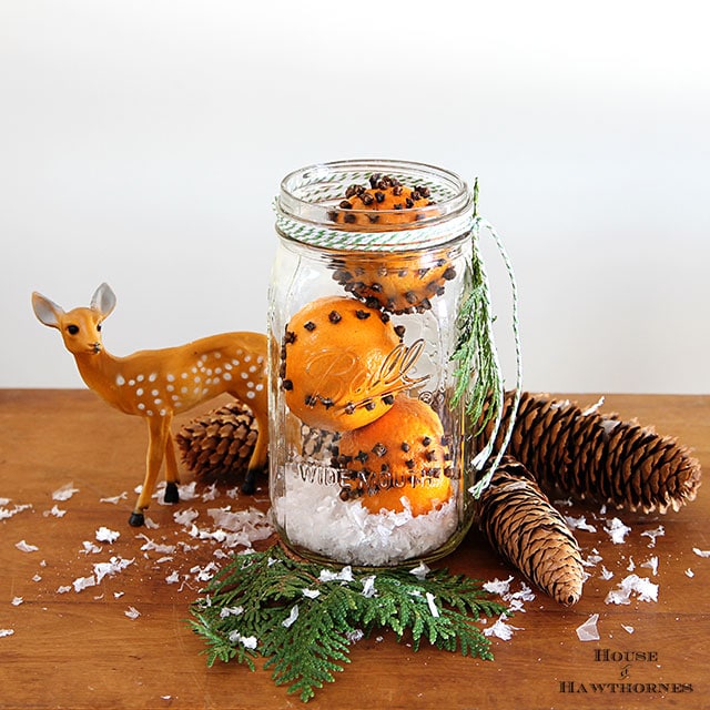 How to make cloved orange pomander balls for Christmas - (really they're clementine oranges). They make a great holiday hostess or teacher gift. 