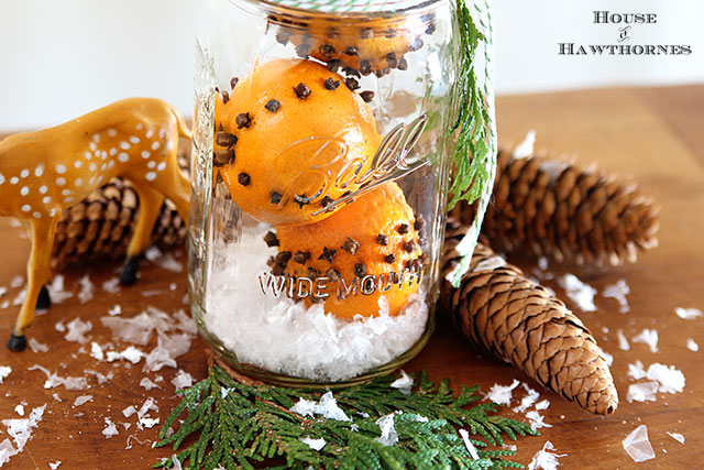 How to make cloved orange pomander balls for Christmas - (really they're clementine oranges). They make a great holiday hostess or teacher gift. 