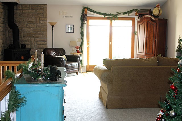 A holiday house tour with lots of Christmas decorating ideas, including many vintage Christmas decorations and easy DIY projects. via houseofhawthornes.com A holiday house tour with lots of Christmas decorating ideas, including many vintage Christmas decorations and easy DIY projects. via houseofhawthornes.com