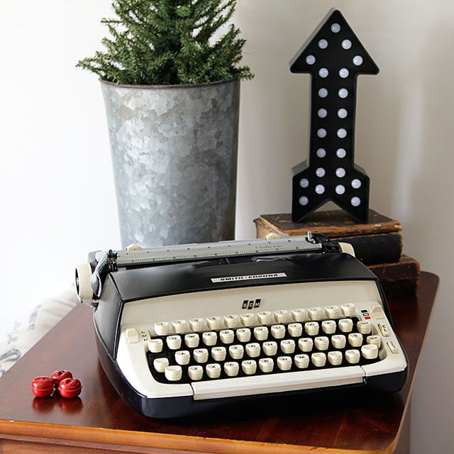 A holiday house tour with lots of Christmas decorating ideas, including many vintage Christmas decorations and easy DIY projects. via houseofhawthornes.com A holiday house tour with lots of Christmas decorating ideas, including many vintage Christmas decorations and easy DIY projects. via houseofhawthornes.com