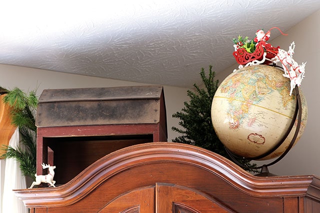 A holiday house tour with lots of Christmas decorating ideas, including many vintage Christmas decorations and easy DIY projects. via houseofhawthornes.com