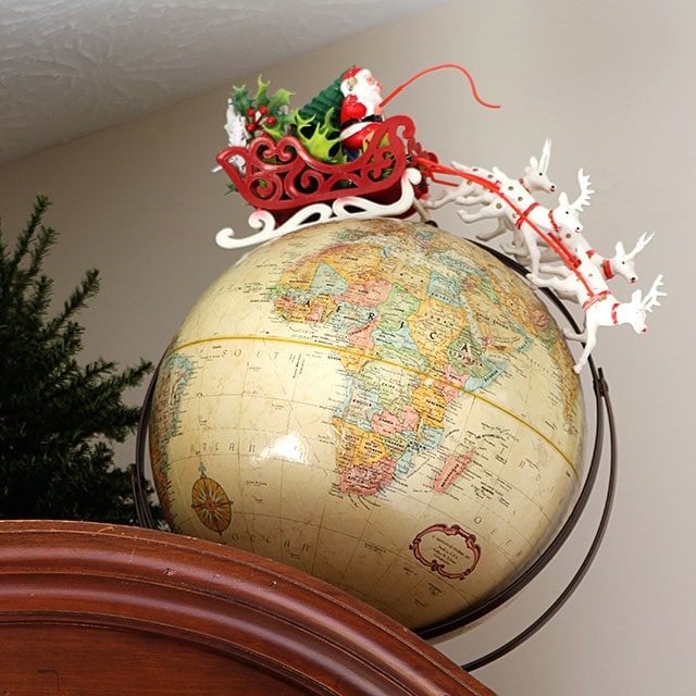 A holiday house tour with lots of Christmas decorating ideas, including many vintage Christmas decorations and easy DIY projects. via houseofhawthornes.com A holiday house tour with lots of Christmas decorating ideas, including many vintage Christmas decorations and easy DIY projects. via houseofhawthornes.com