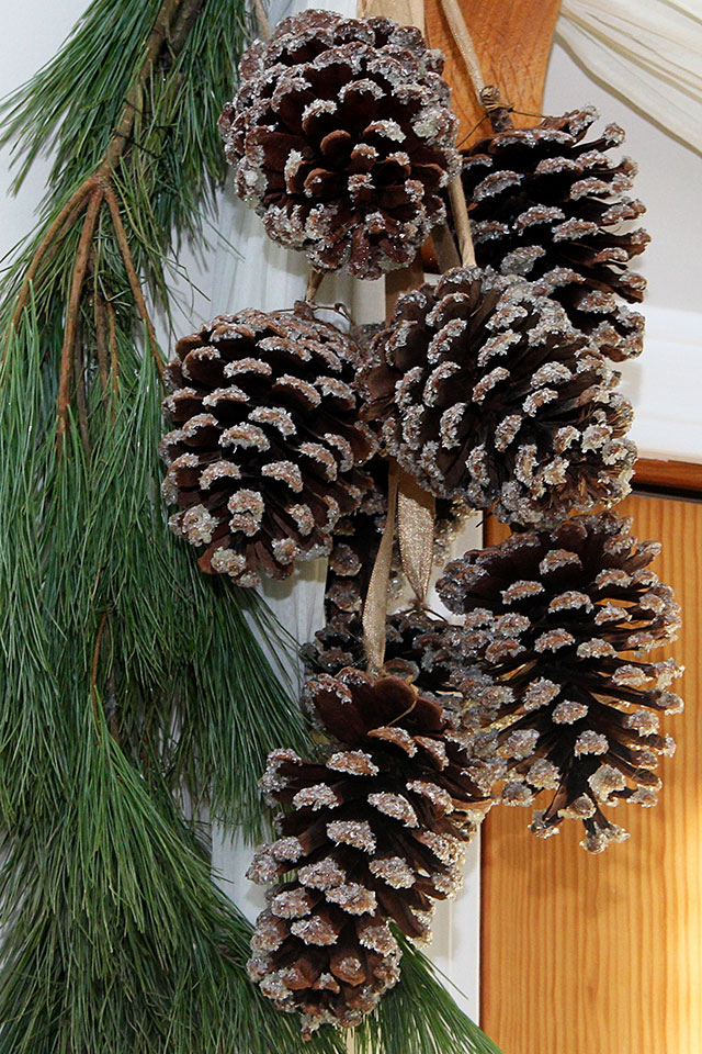 A holiday house tour with lots of Christmas decorating ideas, including many vintage Christmas decorations and easy DIY projects. via houseofhawthornes.com A holiday house tour with lots of Christmas decorating ideas, including many vintage Christmas decorations and easy DIY projects. via houseofhawthornes.com