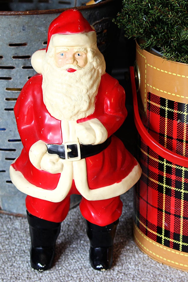 A holiday house tour with lots of Christmas decorating ideas, including many vintage Christmas decorations and easy DIY projects. via houseofhawthornes.com A holiday house tour with lots of Christmas decorating ideas, including many vintage Christmas decorations and easy DIY projects. via houseofhawthornes.com