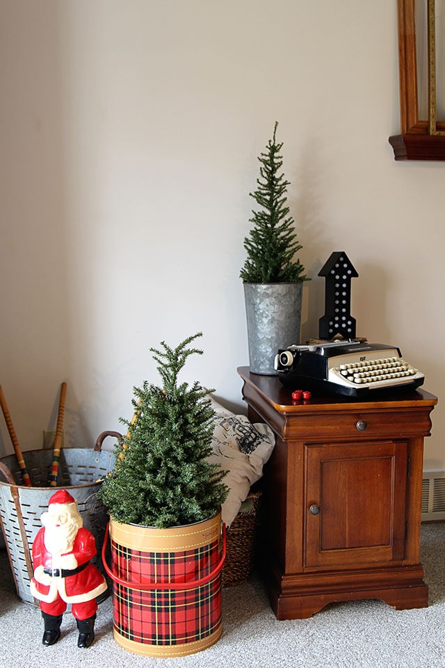 A holiday house tour with lots of Christmas decorating ideas, including many vintage Christmas decorations and easy DIY projects. via houseofhawthornes.com A holiday house tour with lots of Christmas decorating ideas, including many vintage Christmas decorations and easy DIY projects. via houseofhawthornes.com