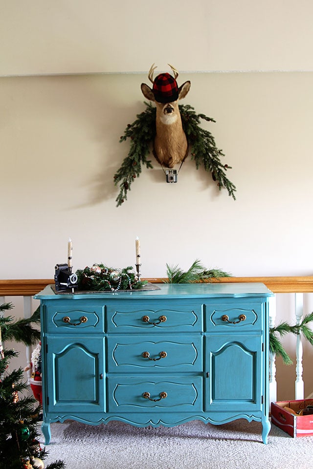 A holiday house tour with lots of Christmas decorating ideas, including many vintage Christmas decorations and easy DIY projects. via houseofhawthornes.com