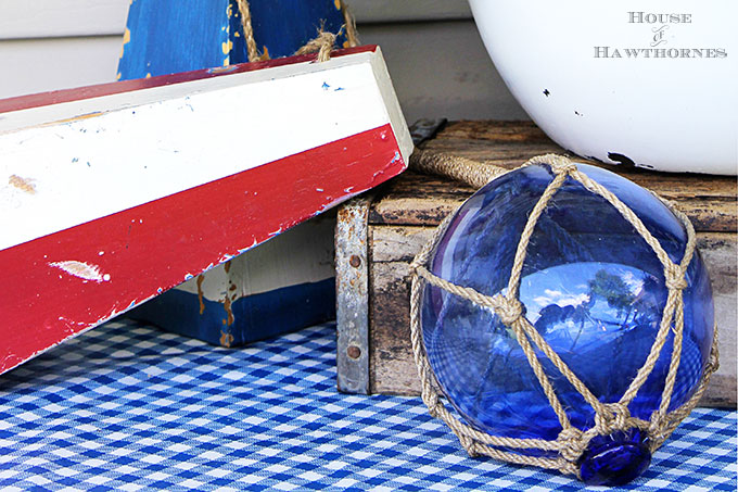 Quick and easy 4th Of July decorations using simple items you can find at the grocery store. Great patriotic DIY home decor and party ideas for the Fourth.