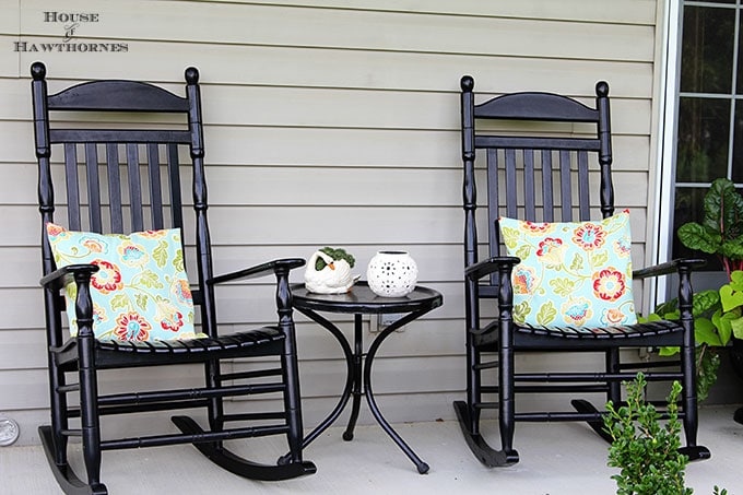 Summer back porch decorating ideas with an eclectic style. Easy DIY and decor inspiration for your porch or patio this summer.