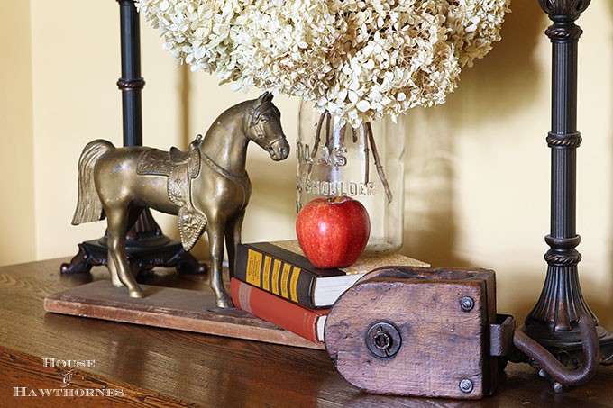 Using apples to create an inexpensive fall centerpiece in addition to other cheap, quick and easy DIY fall home decor ideas. 