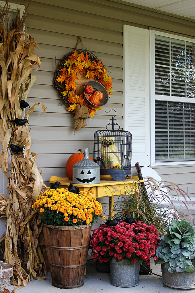 Quick and easy Halloween decorating ideas for your porch. An inexpensive way to transition the porch from fall to Halloween decor with just a few additions. 