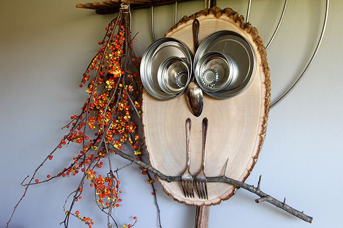 What a hoot! This adorable owl is a super QUICK and EASY DIY wood slice project for fall home decor or any time of the year. A ten minute craft for kids.