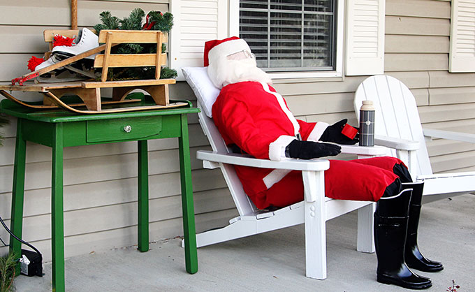 Traditional Christmas porch decor meets FUN and FUNKY! Just because you like a little red and green in your holiday decor doesn't mean it has to be boring.
