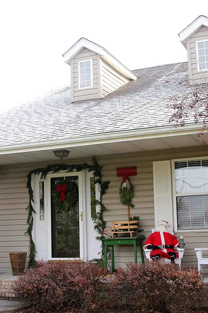 Traditional Christmas porch decor meets FUN and FUNKY! Just because you like a little red and green in your holiday decor doesn't mean it has to be boring.