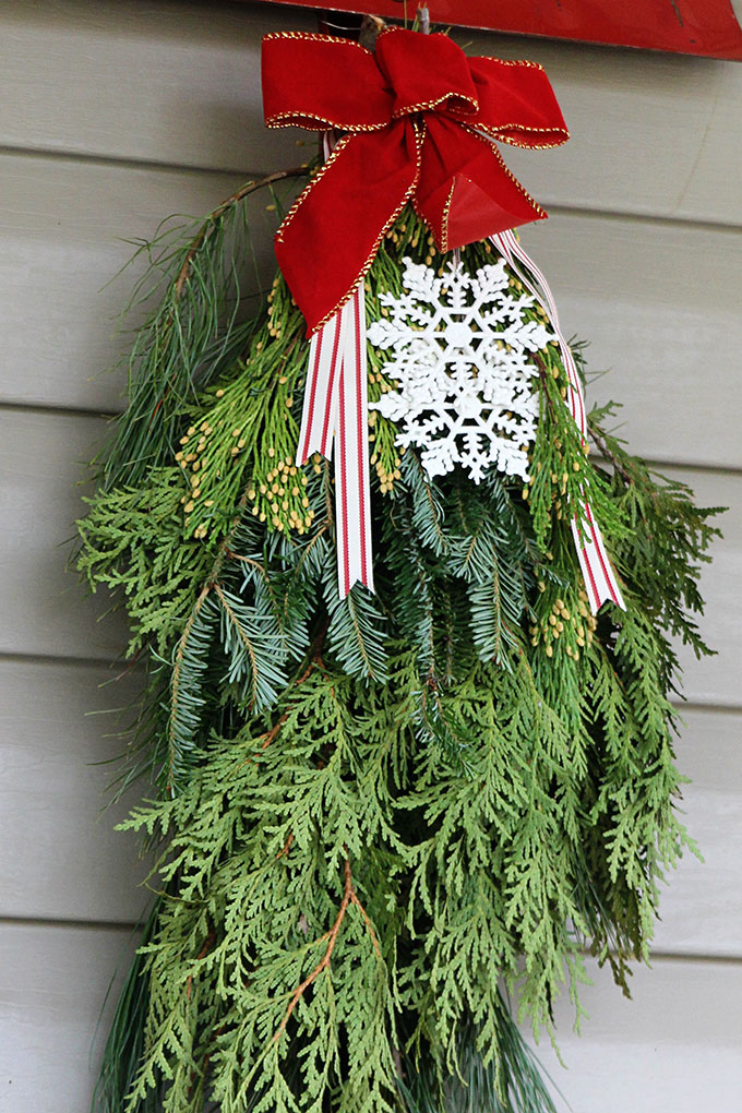 Traditional Christmas porch decor meets FUN and FUNKY! Just because you like a little red and green in your holiday decor doesn't mean it has to be boring.